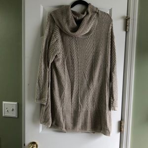 Cream knit sweater with neck